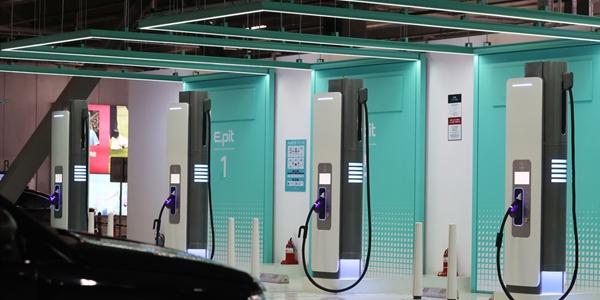 현대기아차·GM·BMW·벤츠 ‘충전 동맹’, 테슬라 독점 막고 전기차 수요 늘린다