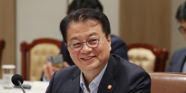 Le gouvernement abolit complètement la loi unique sur la communication, déclare Bang Ki-seon : « Elle enrichit les intérêts particuliers tout en échouant à protéger les intérêts du peuple. »