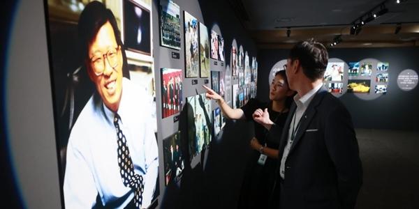 현대그룹 고 정몽헌 회장 20주기 추모행사 열어, 사진전에서 유품 공개