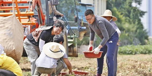 한화갤러리아 김동선, 강원 감자 산지서 파이브가이즈 원재료 생산현장 실습
