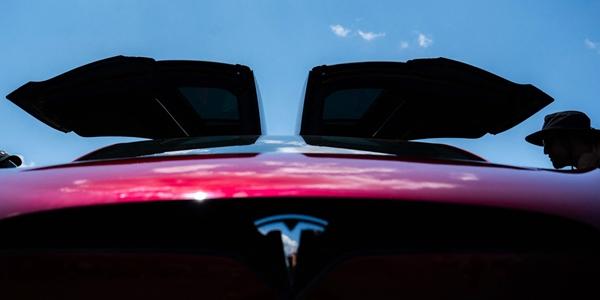 테슬라 고가 모델도 가격 인하, 럭셔리 전기차 주력 루시드모터스에 직격타 