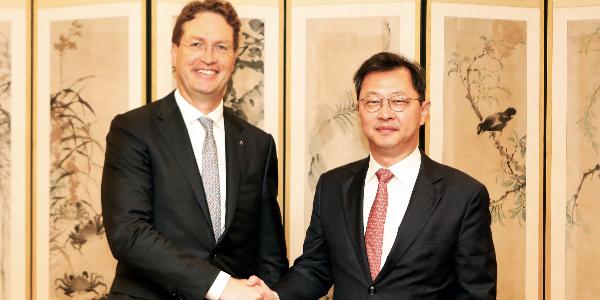 SK그룹 수석부회장 최재원, 올라 칼레니우스 벤츠 회장 만나 사업협력 논의