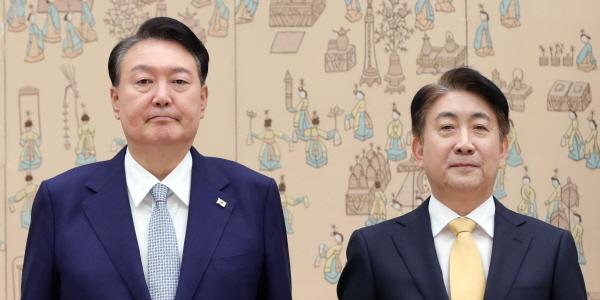 방통위원장 임명장 받은 이동관, 야권 반발에도 '방송 정상화' 추진 전망