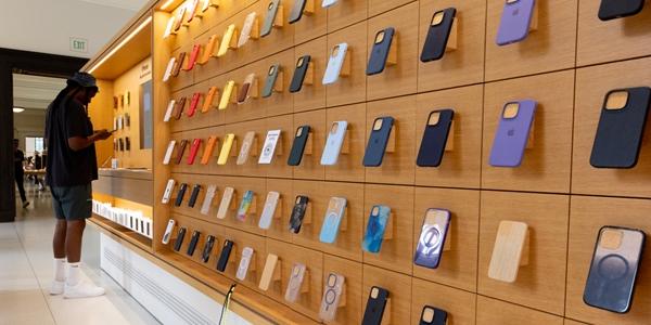 애플 삼성전자 제치고 스마트폰 출하량 1위 전망, 내년까지 선두 유지 가능성