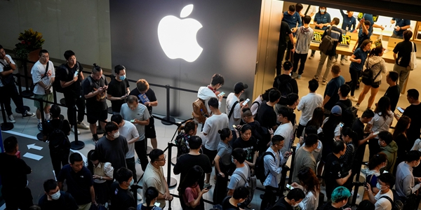 상하이 애플스토어 아이폰15 판매 첫날 인산인해, 중국 사용 금지 조치 무색