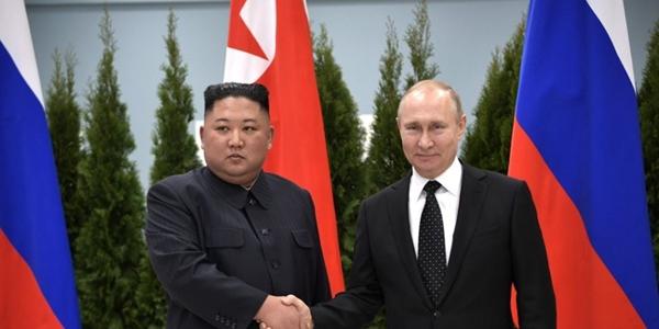 북한 관영매체 김정은 러시아 방문 공식 발표, “푸틴 초대 받아 정상회담 진행”