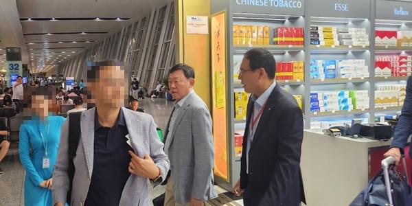 손가방 직접 들고 면세점 둘러본 신동빈, 짧은 베트남 출장에도 A~Z 다 챙겼다
