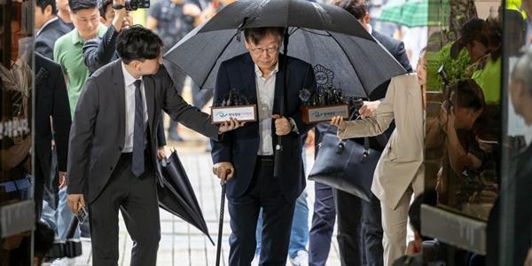 이재명 지팡이 짚은 채 영장실질심사 출석, 취재진 질문에 '묵묵부답'