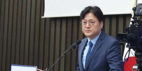 민주당 원내대표에 ‘친명’ 홍익표, 통합과 분당 기로에서 경청과 원팀 내걸다 