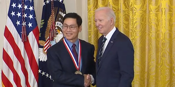 삼성전자 사외이사 김종훈, 미국 대통령 바이든에게서 기술혁신메달 받아