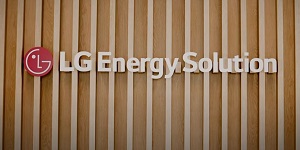 LG에너지솔루션 주가 장중 5%대 하락, 내년 매출 성장률 전망치 낮춘 영향