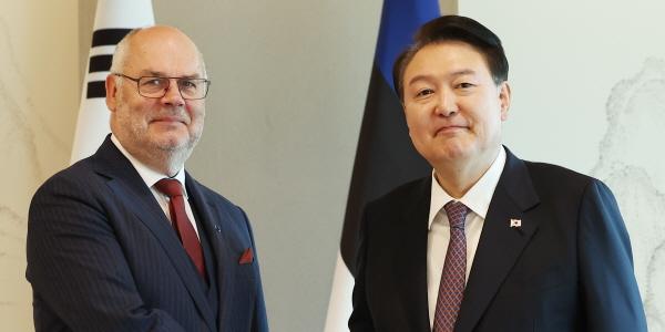 전국지표조사 윤석열 지지율 35%, '여야 갈등 심각' 80%·'협치 중' 2%