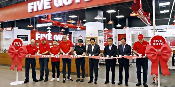 파이브가이즈 2호점 더현대서울에 오픈, 한화 김승연 3남 김동선도 참석