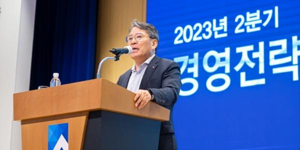 김기홍 JB금융 '작지만 강하게', 백종일 고병일 수익성 건전성 다 잡기 막중 