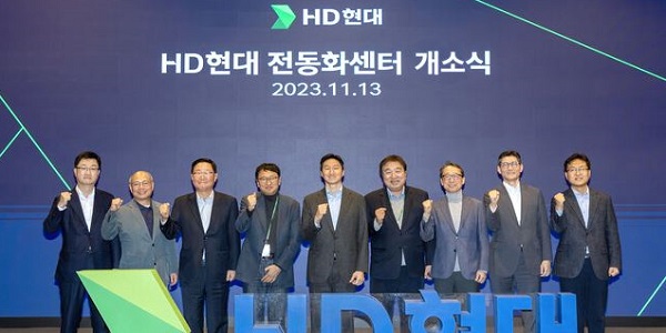 HD현대 전동화 기술 확보 박차, <a href='https://m.businesspost.co.kr/BP?command=mobile_view&num=338785' class='human_link' style='text-decoration:underline' target='_blank' data-attr='MO_Article^EditorChoice^정기선'>정기선</a> “그룹 50년 비전에 전동화 역량 필수”