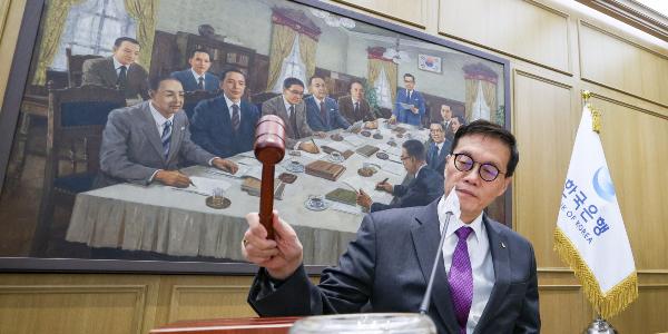 한은 기준금리 연 3.50%로 또 동결, 내년 경제성장률 2.1%로 낮춰