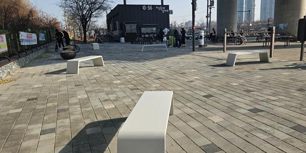 삼표그룹 서울 성동구에 업사이클링 벤치 기부, 초고성능 콘크리트로 제작