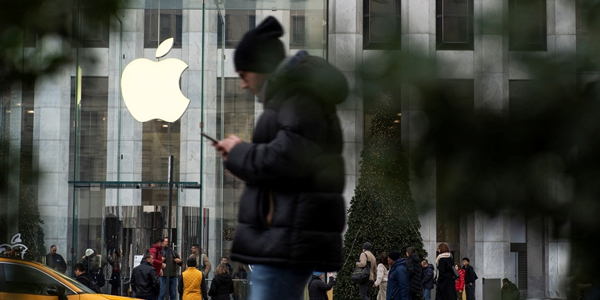아이폰 올해 첫 주 중국 판매량 작년보다 30% 이상 감소, 애플 '불안한 출발'