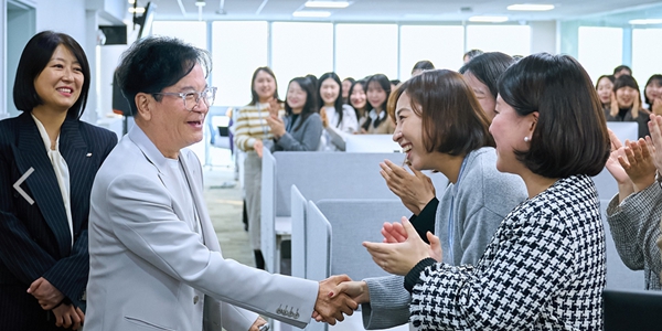 이재현 5년 만에 현장경영, CJ올리브영 방문해 "성과 안주하면 반드시 위기"