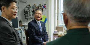 토지주택공사 이한준, 시무식 대신 임대주택단지 방문해 동절기 물품 전달