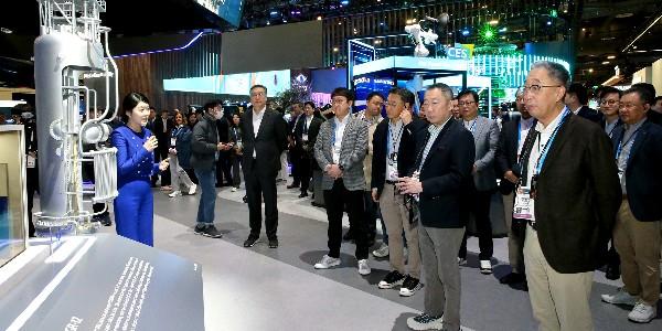 두산 회장 박정원, CES에서 “인공지능 기술과 연계해 사업기회 찾을 것”