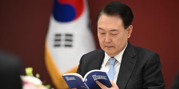 [여론조사꽃] 윤석열 지지율 33.2%, 이재명 피습 사건 국조·특검 필요 62%