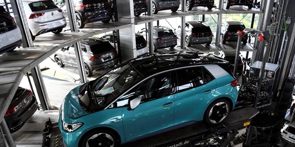 폴크스바겐 독일 공장 최소 3곳 폐쇄, 전면 파업 가능성도