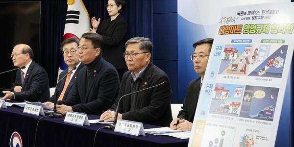 정부 운 뗀 ‘대형마트 의무휴업 규제 완화’, 국회·이해관계자 설득 갈 길 멀다