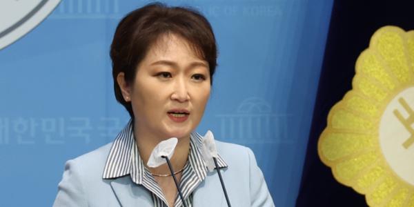 이언주 7년 만에 민주당 복당, “정치적 뿌리로 돌아가겠다”