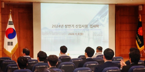 동부건설 2024년 상반기 신입사원 35명 입사식, 윤진오 "젊은 인재 환영"