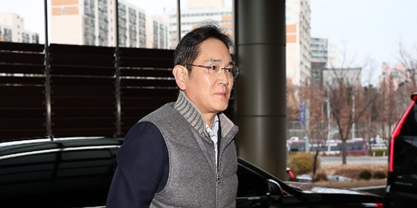 지난해 10대그룹 총수 배당금 총액 8200억, <a href='https://www.businesspost.co.kr/BP?command=article_view&num=337655' class='human_link' style='text-decoration:underline' target='_blank'>이재용</a> 3244억으로 1위