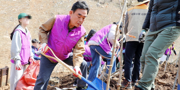 강원랜드 태백산에서 ‘희망의 숲’ 나무 심기, 최철규 "산림관광 활성화에 보탬"