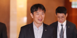 금감원장 <a href='https://www.businesspost.co.kr/BP?command=article_view&num=317426' class='human_link' style='text-decoration:underline' target='_blank'>이복현</a> “기업 밸류업은 자본시장 장기 성장동력, 일관되게 추진”