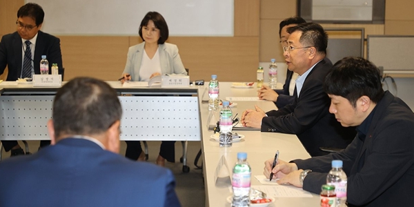 [백브리핑] ‘가격 인상 자제하라’는 정부, 대형마트는 손해보라는 걸까요?