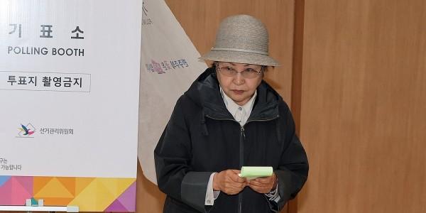 노무현 부인 권양숙 “투표 많이 참여해주길, 사위 잘 됐으면 좋겠다”