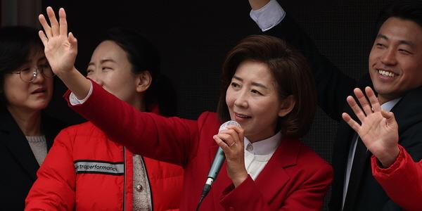 출구조사도 빗나간 수도권 격전지, 조정훈 '마래푸' 나경원 '아리하'가 도우미
