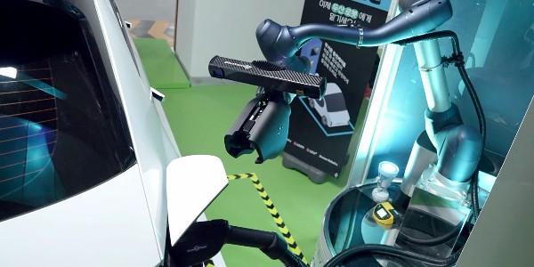 두산로보틱스, LG전자와 협동로봇 접목한 전기차 충전솔루션 시범운영