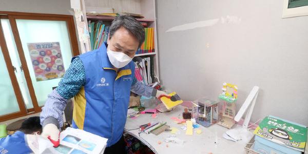 신한금융 다자녀가정 주거환경 개선활동 펼쳐, 진옥동 “저출산 해결 지원”