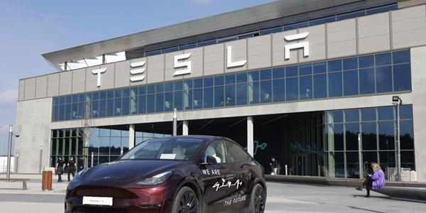 테슬라 독일 공장 가동 일시중단 예정, 확장 반대하는 환경론자 시위 때문