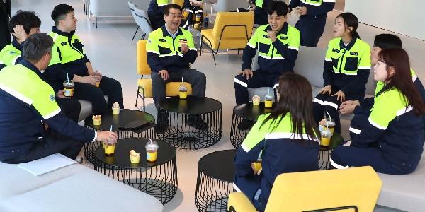 포스코그룹 회장 장인화, 포스코퓨처엠 사업장 방문해 