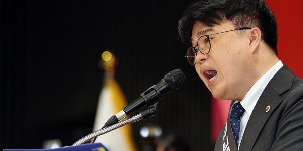 의협 18일 '집단 휴진'에 정부는 '처벌', 의대 증원 결정에도 강대강 대치 지속 