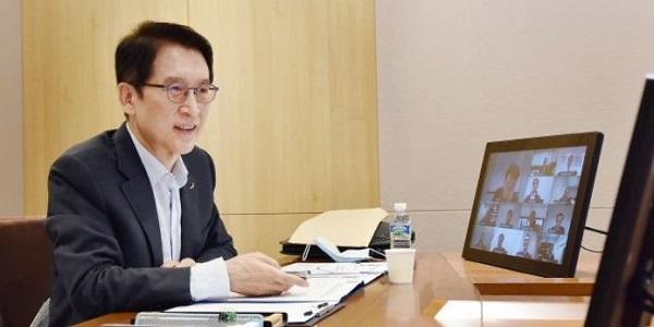 교보생명 '풋옵션 가격' 둘러싼 7년 전쟁의 끝은? 신창재 막판 수 싸움 돌입