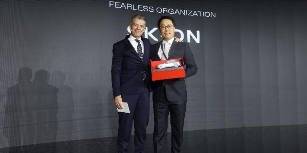 SK온, 페라리 올해의 우수 공급사로 뽑혀 상패 받아 