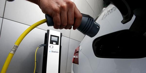 블룸버그 “미국 내 설치된 전기차 충전소, 8년 내로 주유소 숫자 앞지를 것”