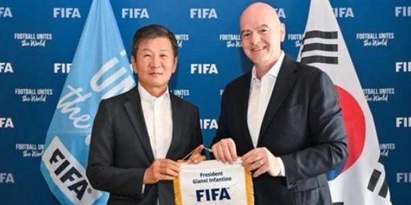 축구협회장 정몽규, 올림픽 열리는 파리서 FIFA 회장 만나 저서 전달