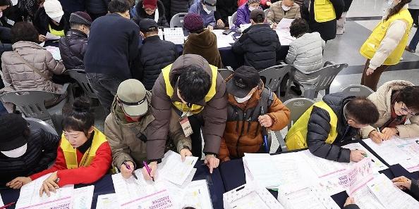 우울한 한국의 50년 뒤 모습, 인구 30% 줄고 노인 비중은 절반에 육박