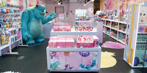 롯데면세점, 명동에 팝업 매장 열고 디즈니와 픽사 캐릭터 선보여