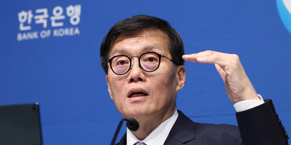 한은 38개월 만에 드디어 '피벗', 이창용 집값 가계부채 대신 내수회복에 방점