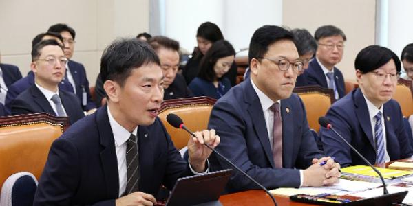 이복현 금융위와 엇박자 논란에 자세 한껏 낮춰, 금융정책 김병환과 한목소리
