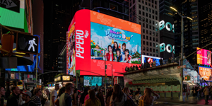 롯데웰푸드, 미국 뉴욕에서 뉴진스 등장하는 빼빼로 대형 옥외 광고 선봬